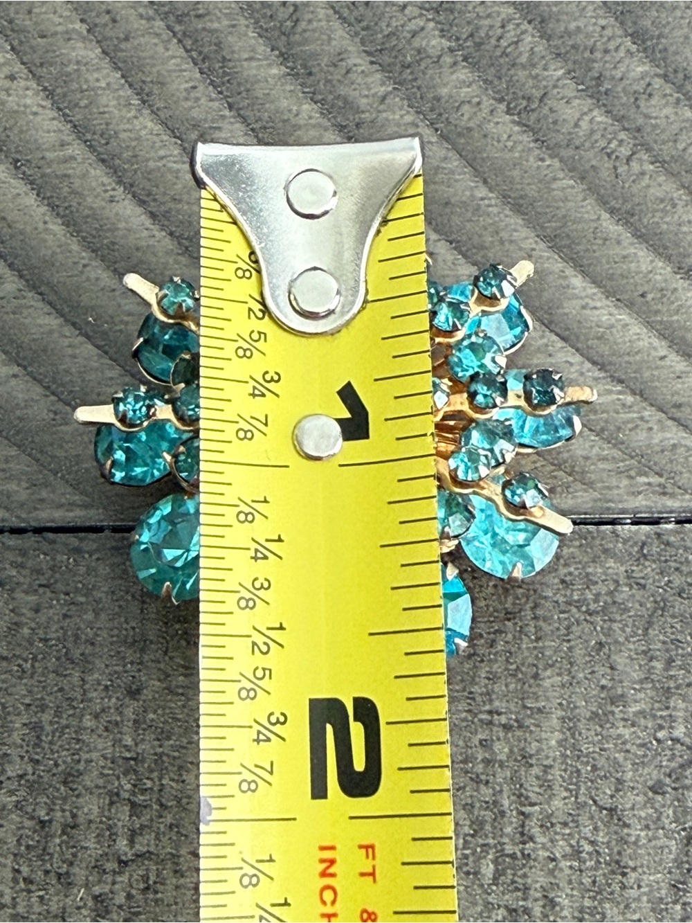 Vintage Two Tone Green Rhinestone Brooch Pin Round Gold Tone Unsigned Estate - Picture 5 of 5